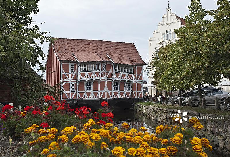 德国梅克伦堡-前波美拉尼亚维斯马Grube河上的桥屋图片素材