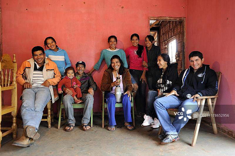 巴拉圭康塞普西翁省阿罗约社区的农场工人家庭图片素材