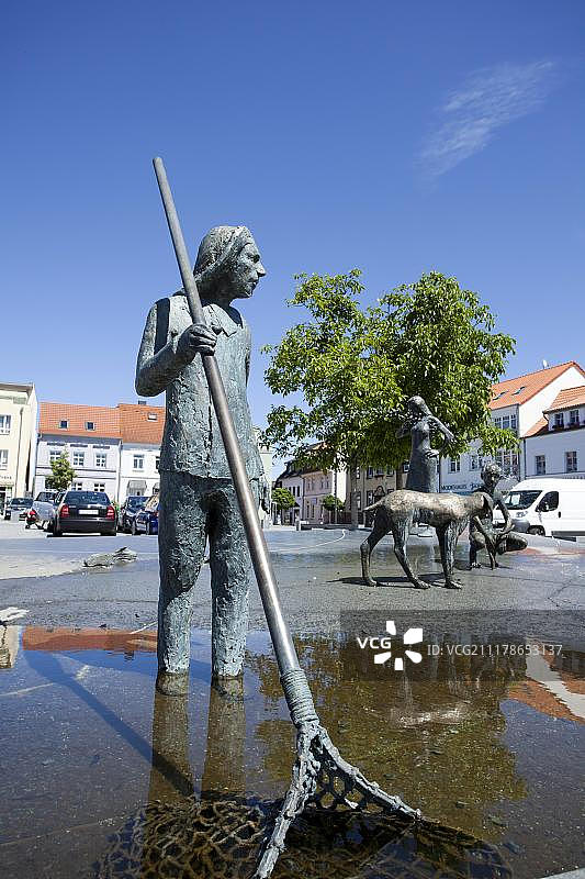 德国梅克伦堡-前波美拉尼亚州里布尼茨-达姆哈根的Bernsteinfischer雕像图片素材