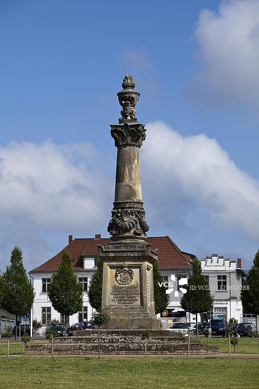 德国梅克伦堡-前波美拉尼亚普特布斯集市广场上的战争纪念馆图片素材