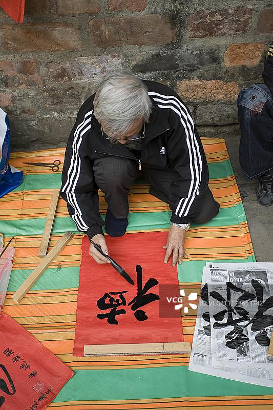 男人书法绘画，越南河内文庙图片素材
