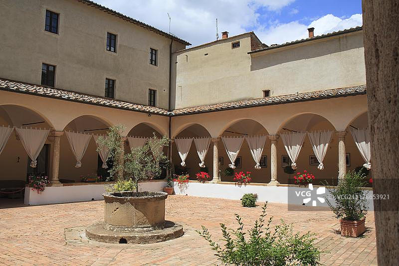 皮恩扎带喷泉的庭院，意大利托斯卡纳图片素材