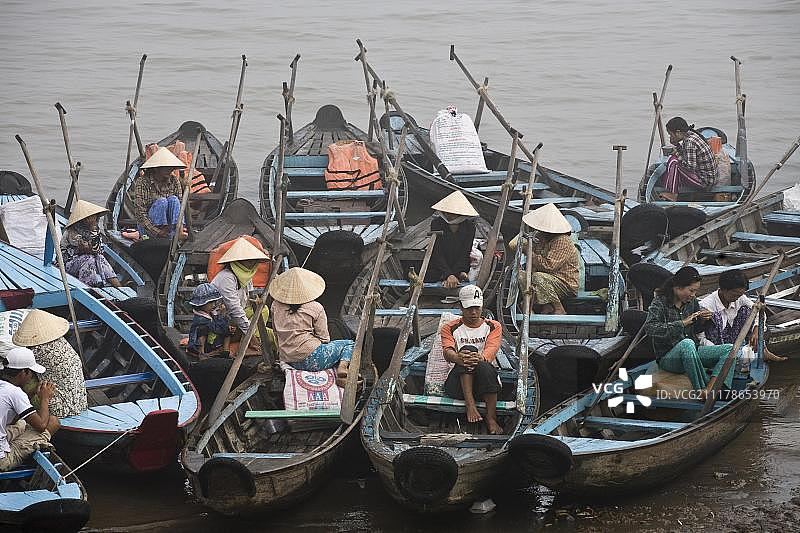 越南湄公河三角洲朱笃港的渔民图片素材