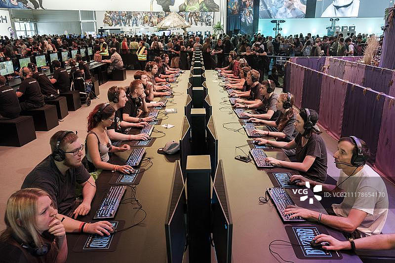 游客在科隆游戏展上玩电脑游戏图片素材