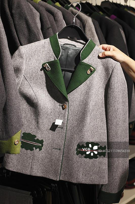 奥地利拉姆绍达赫斯坦Lodenwalker公司商店的传统Loden夹克图片素材