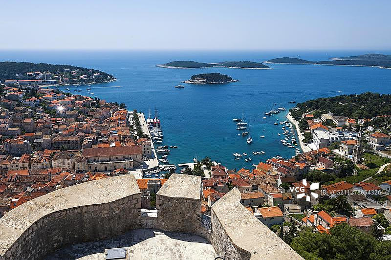 从西班牙堡垒看克罗地亚赫瓦尔镇和港口景色图片素材