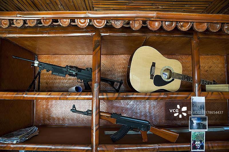 商店里的吉他、枪支和装饰品，泰国清莱府Santikhiri或Mae Salong地区，亚洲图片素材