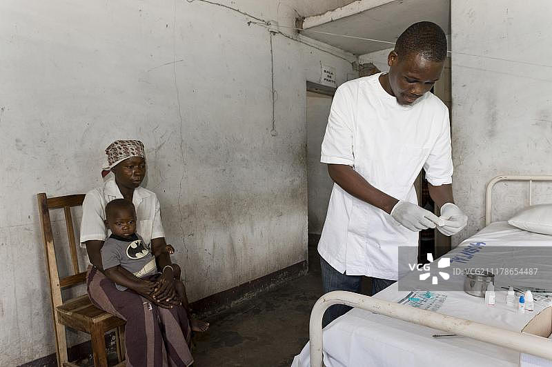 在莫桑比克Quelimane的诊所中，艾滋病毒阳性母亲让她的儿子接受艾滋病毒检测图片素材