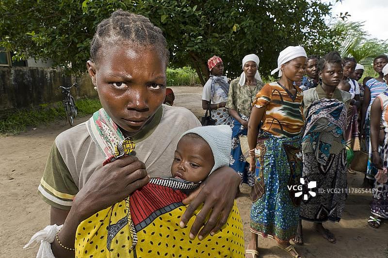 在莫桑比克Quelimane的艾滋病毒诊所外，一位母亲带着孩子等待就医图片素材