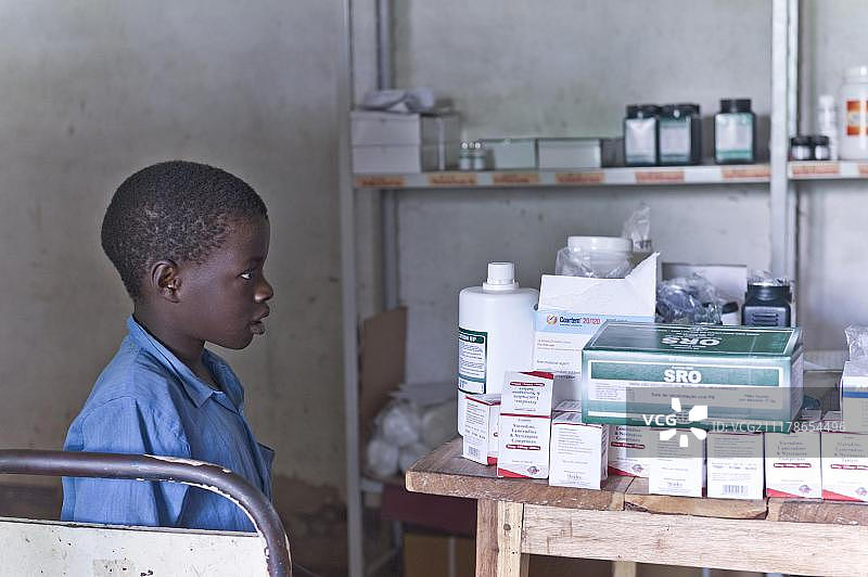 在莫桑比克非洲奎利马内的一家艾滋病诊所等待抗逆转录病毒药物的男孩图片素材