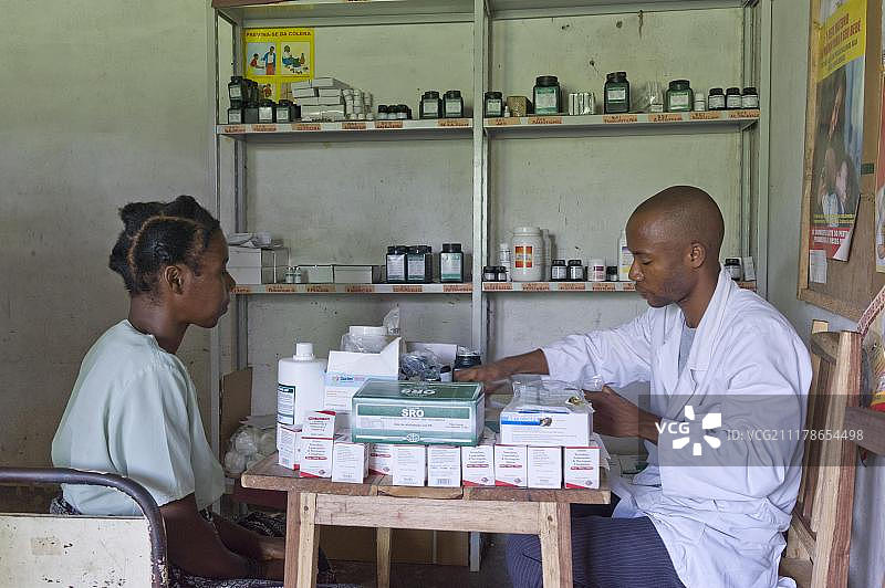 在莫桑比克Quelimane的艾滋病毒诊所，患者从药剂师那里获得抗逆转录病毒药物图片素材