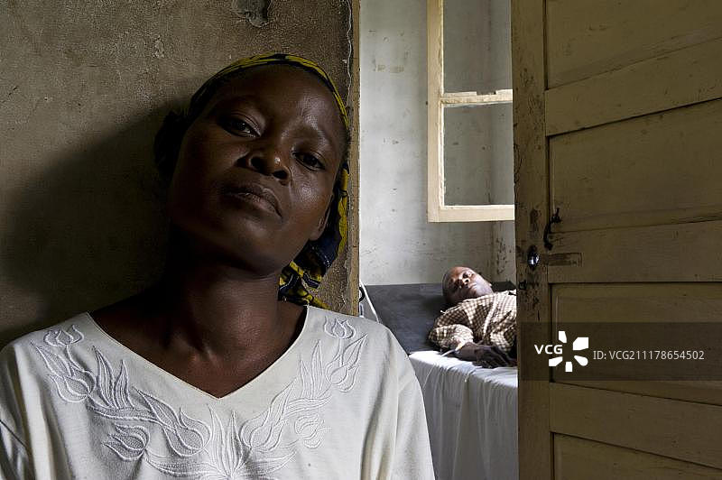在莫桑比克奎利马内艾滋病毒诊所等待生病丈夫体检的女人图片素材