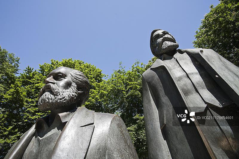 德国柏林米特区马克思恩格斯纪念碑图片素材