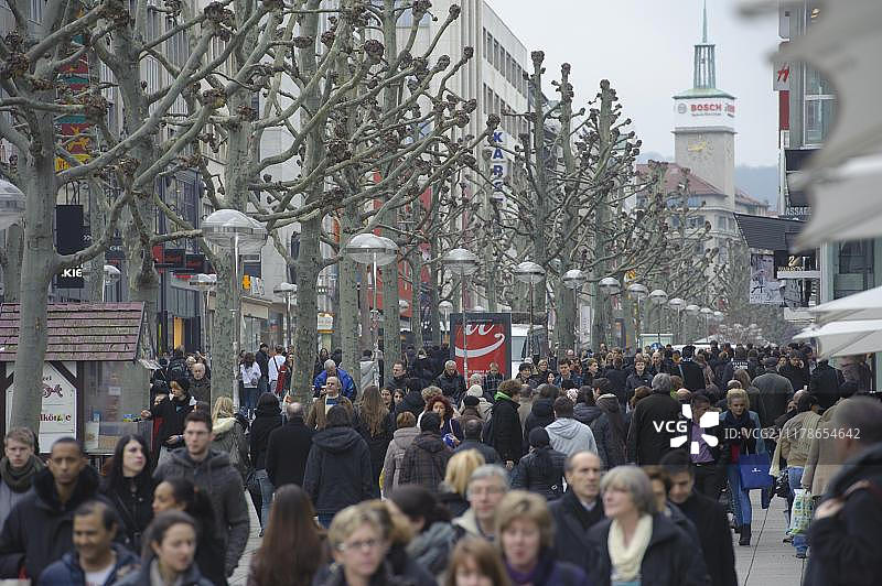 圣诞节后第一个工作日，德国斯图加特国王大街上的人群图片素材