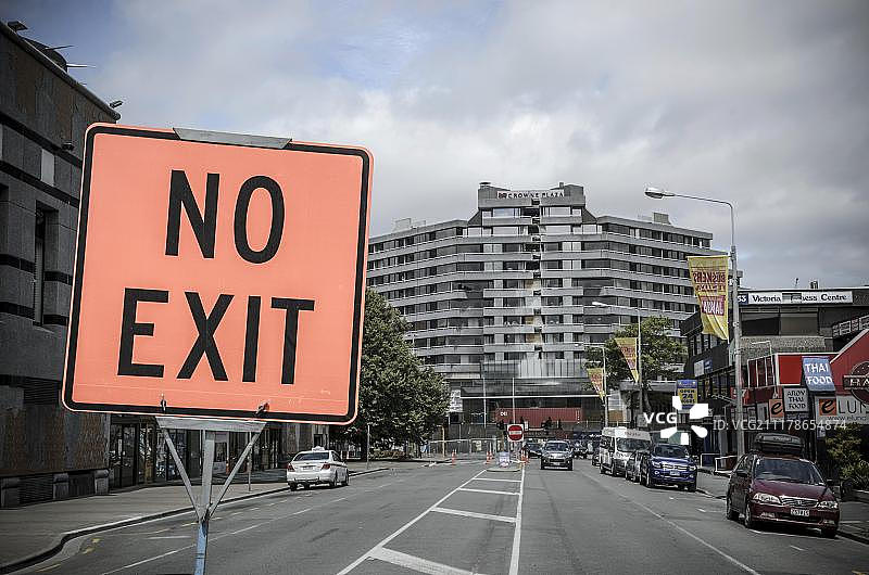 禁止通行标志，地震损坏，新西兰克赖斯特彻奇皇冠假日酒店主街图片素材