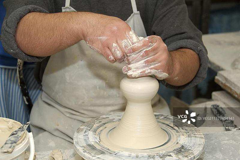 在土耳其穆拉省陶器作坊工作的陶艺工人图片素材