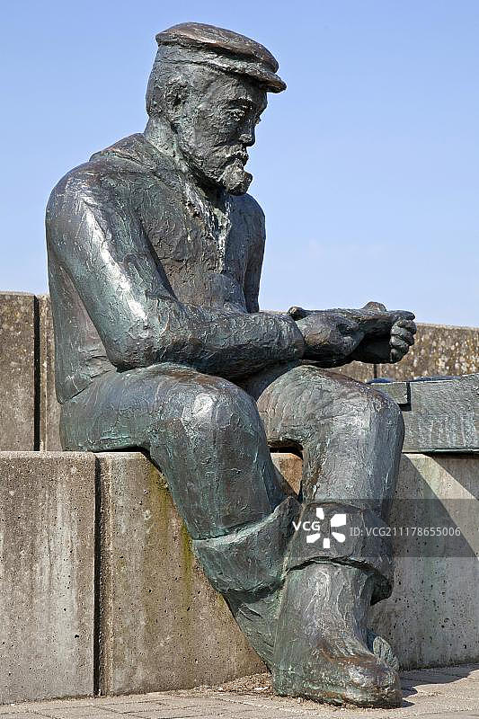 德国石勒苏益格-荷尔斯泰因州卡佩尔恩港口的水手雕像图片素材