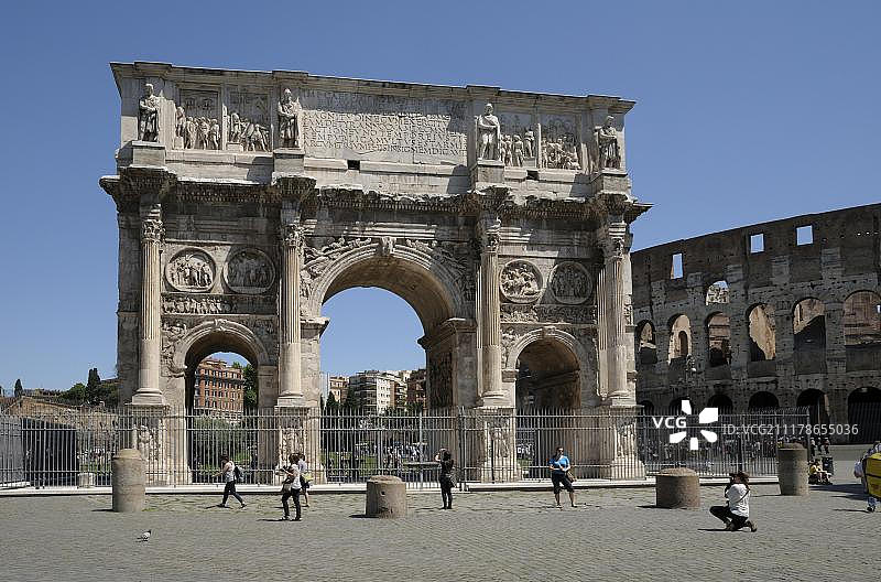 意大利罗马君士坦丁凯旋门和罗马斗兽场图片素材