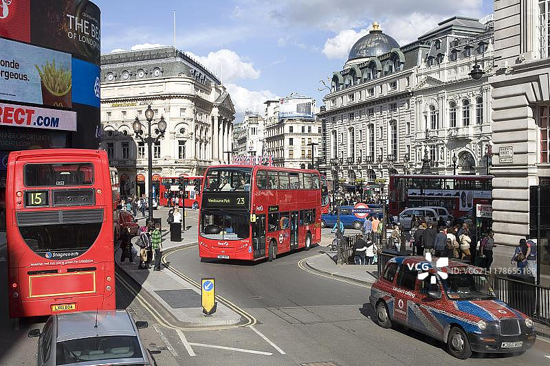 伦敦皮卡迪利广场的交通：双层巴士和出租车图片素材