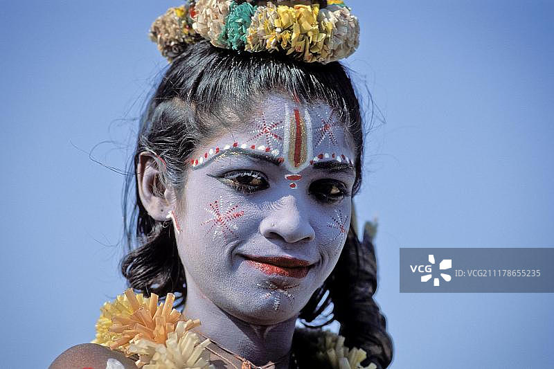 装扮成湿婆神的男孩，脸涂蓝色颜料，肖像，印度南部卡纳塔克邦亨比，维查耶那加尔图片素材
