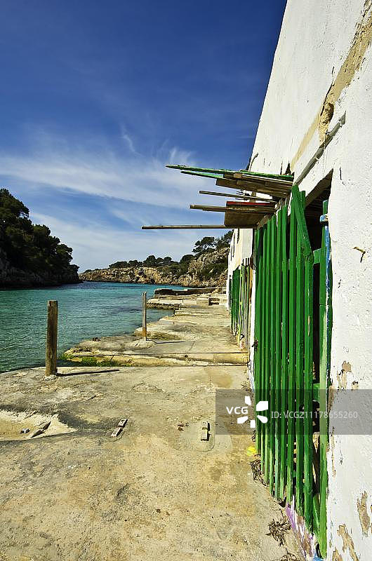 西班牙马略卡岛卡拉皮海湾船屋图片素材