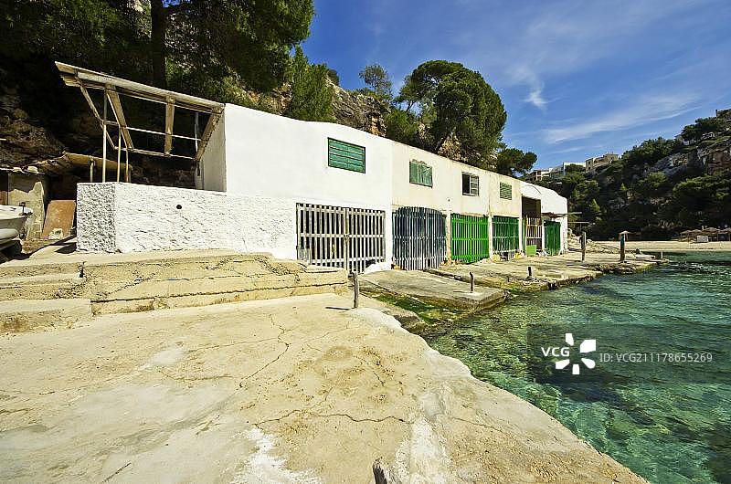 西班牙马略卡岛卡拉皮海湾船屋图片素材