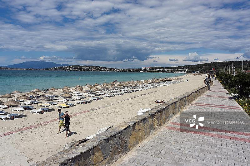 土耳其伊利卡海滩：沙滩、遮阳伞和日光浴床图片素材