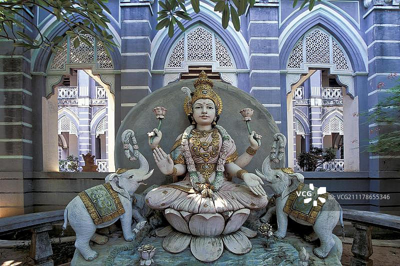 拉克希米：印度教女神，象征幸福、美丽、和谐与繁荣，两侧是两头大象，位于古老的商人别墅前，卡拉库迪，切蒂纳德，泰米尔纳德邦，南印度，印度，亚洲图片素材