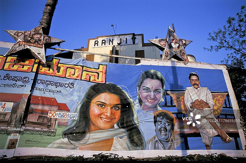 印度泰米尔纳德邦金奈的彩绘电影海报图片素材