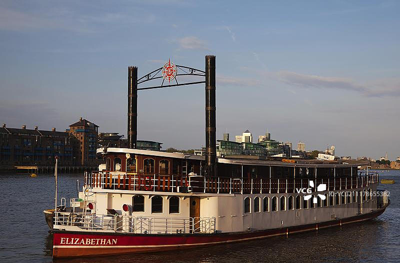 伦敦泰晤士河上的伊丽莎白游船图片素材