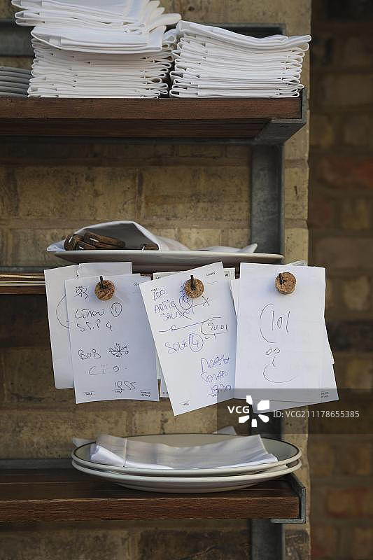 伦敦一家户外餐厅里，服务员的餐桌订单被钉在架子上图片素材