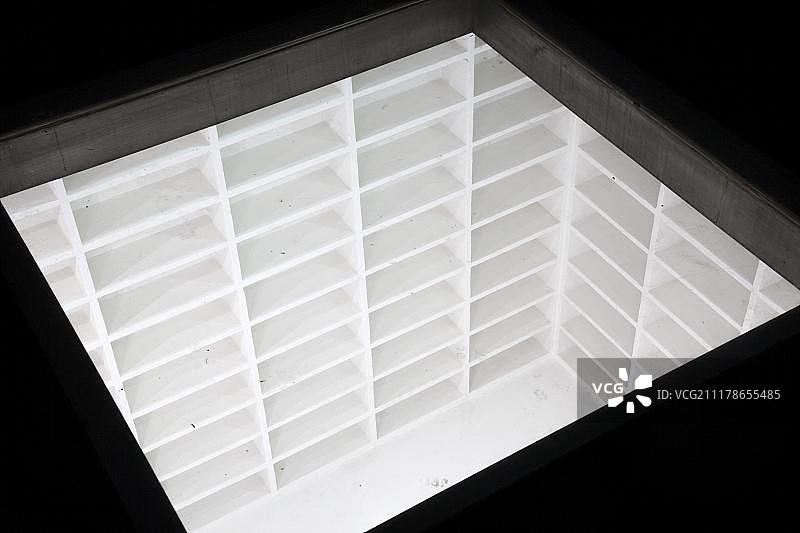 米哈·乌尔曼设计的纪念纳粹在倍倍尔广场焚书的纪念碑，德国柏林图片素材