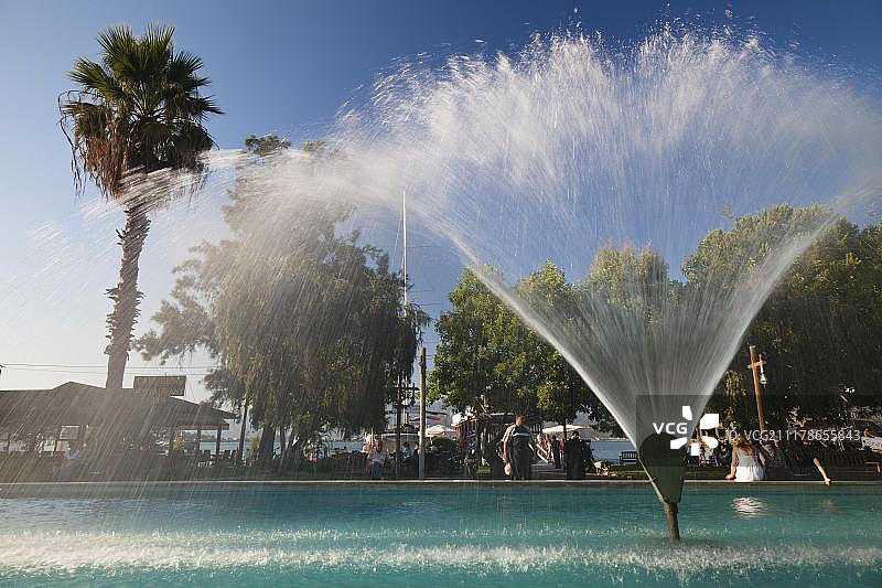 土耳其费特希耶公园的喷泉景观图片素材