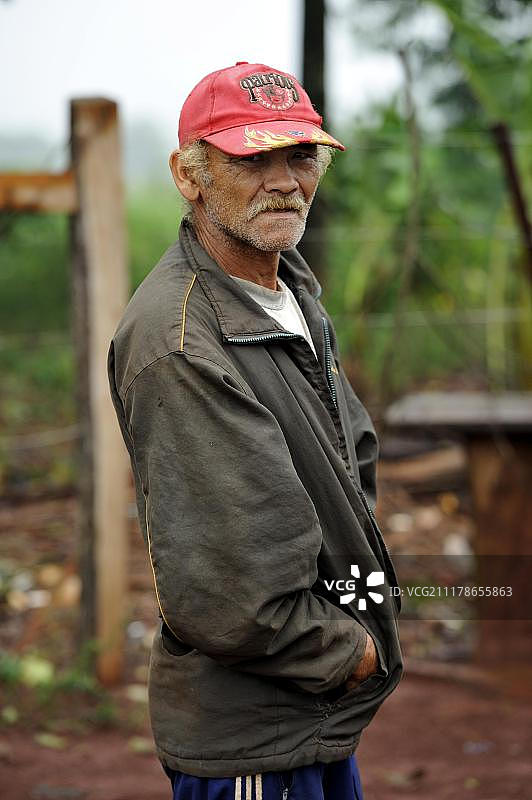 被驱逐的老农，住在路边临时棚屋，土地掠夺，巴拉圭伊塔普阿省卡洛斯·安东尼奥·洛佩斯区，南美洲图片素材