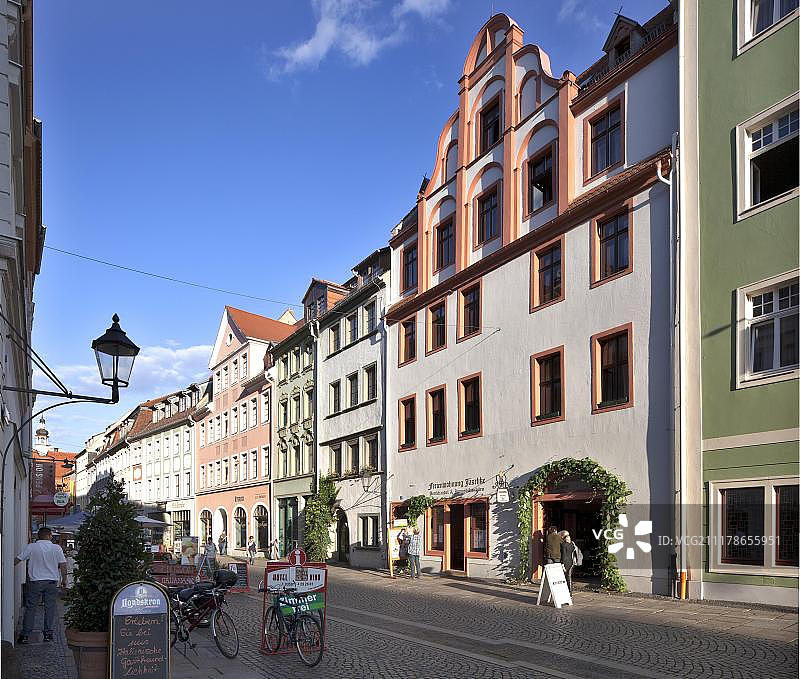 德国萨克森州上卢萨蒂亚戈尔利茨布鲁德施特拉大街的历史商业建筑图片素材
