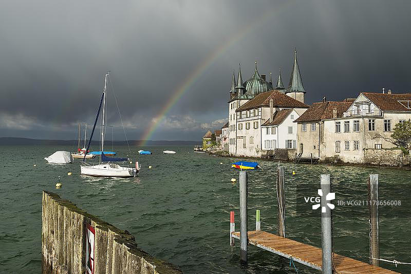 瑞士施泰克博恩港口彩虹的阴暗光线图片素材