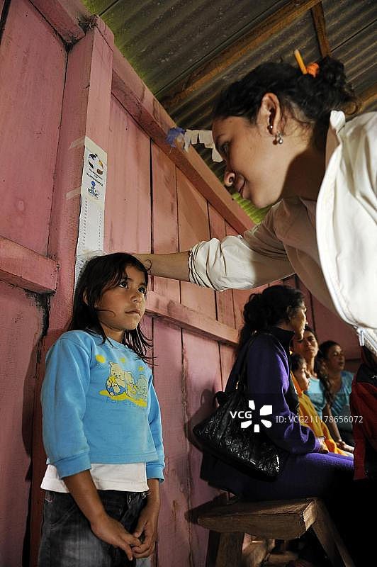 在南美洲巴拉圭卡瓜苏省马蒂略社区，援助组织为乡村儿童测量身高图片素材