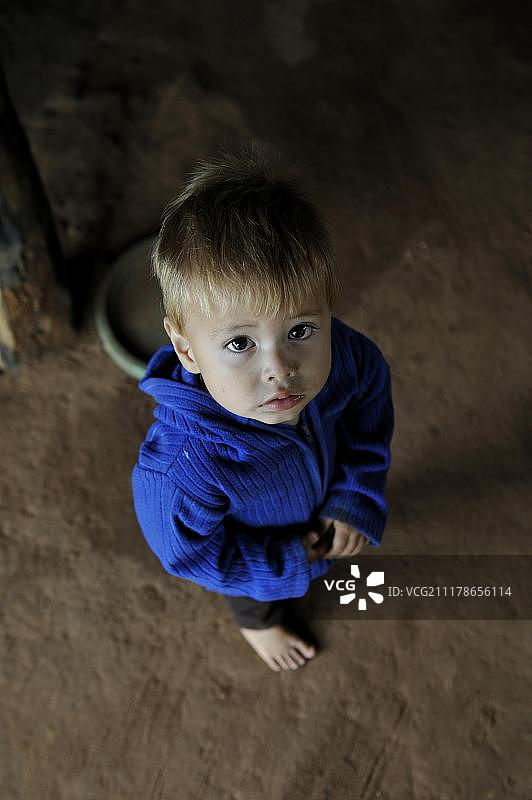 男孩抬头看，巴拉圭卡瓜苏马蒂约社区，南美洲图片素材
