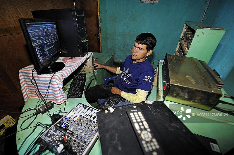 社区广播电台“Radio Manduara FM 96.7”，位于巴拉圭卡宁德尤省Jasy Kany区Manduara社区村图片素材