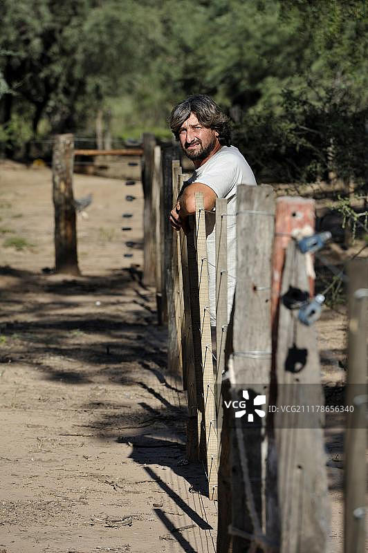 小农在其栅栏旁强调对耕地的所有权，大土地所有者和投资者试图侵占他的土地，阿根廷圣地亚哥德尔埃斯特罗省格兰查科地区图片素材