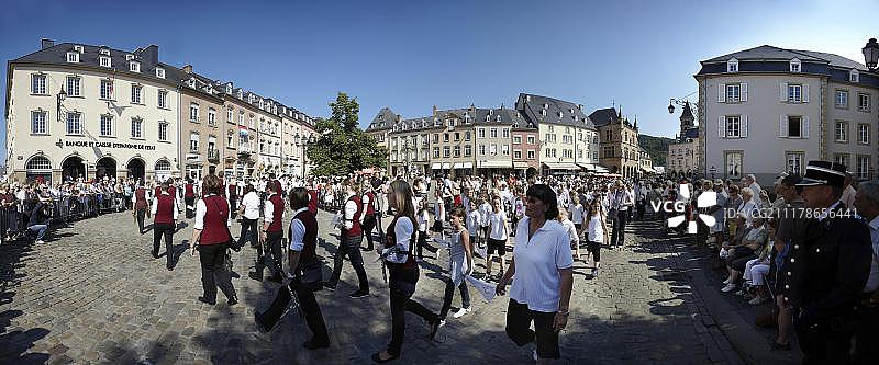 埃希特纳赫跳跃圣会游行队伍经过卢森堡埃希特纳赫的市集广场图片素材