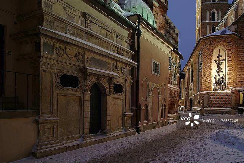 波兰克拉科夫圣玛丽教堂的巷子（黄昏雪景，联合国教科文组织世界遗产）图片素材