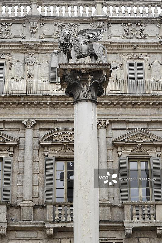 意大利维罗纳埃尔贝广场、马菲宫、圣马可圆柱和圣马可雄狮图片素材