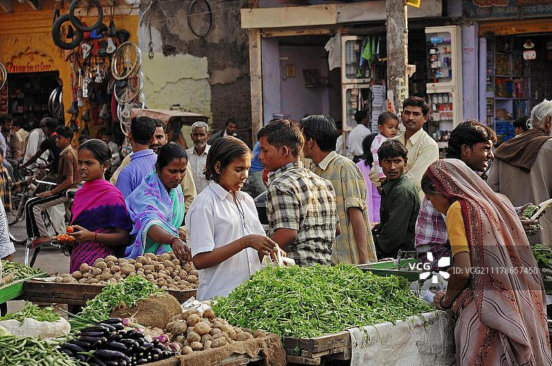 印度拉贾斯坦邦珀勒德布尔蔬菜市场摊位人物图片素材