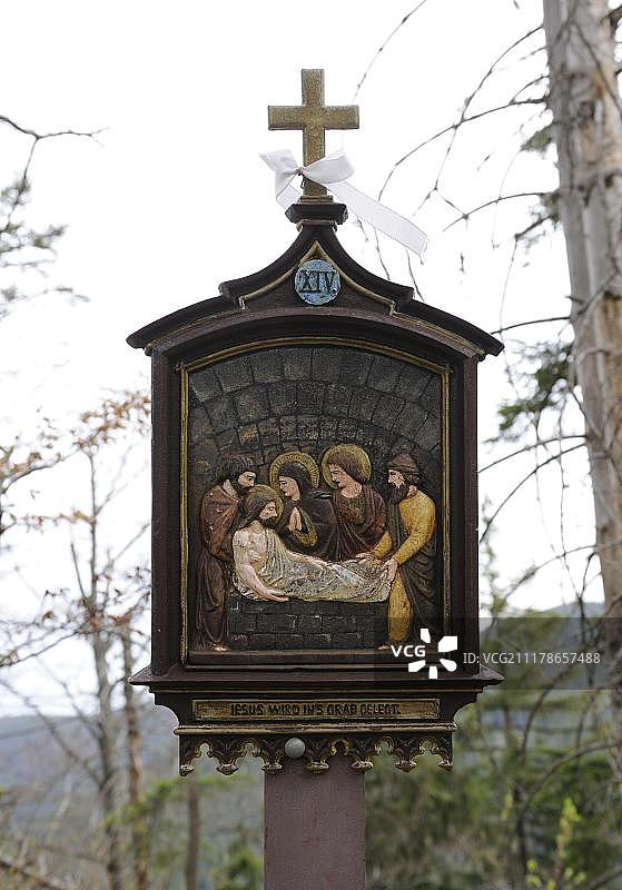 里德施泰因的十字架苦路，第十四站：耶稣安葬在坟墓里图片素材