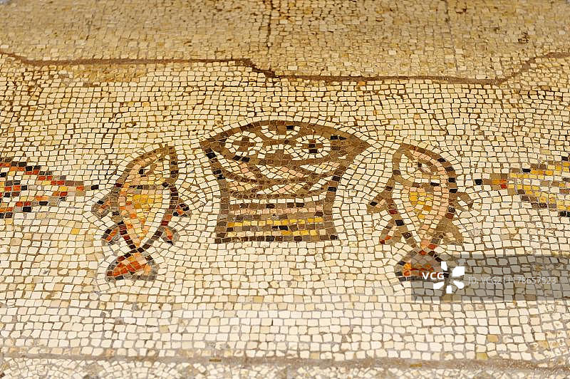 加利利海塔布加教堂的鱼和面包马赛克图片素材