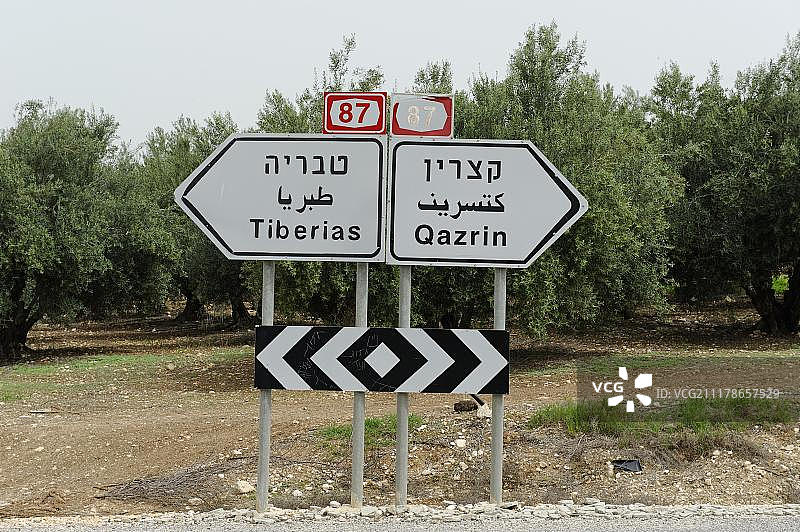 用阿拉伯语、希伯来语和拉丁语三种语言书写的标志杆,位于亚洲中东以色列加利利海塔布加图片素材