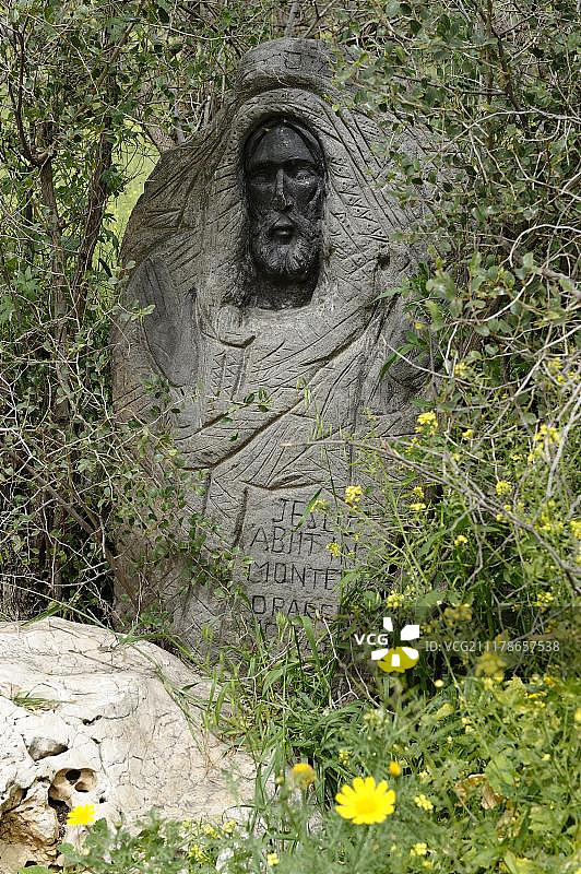 朝圣路线上的祈祷石纪念碑，耶稣之路，八福山上，前往塔布加的路线，加利利海，亚洲图片素材