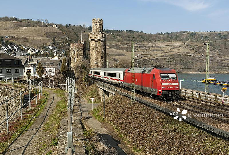 城际列车经过上韦瑟尔镇的防御工事,上中莱茵河谷,联合国教科文组织世界遗产,莱茵兰-普法尔茨州,德国,欧洲图片素材