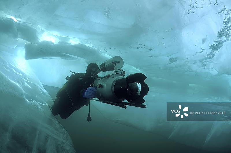水下摄影师在贝加尔湖冰潜（俄罗斯西伯利亚）图片素材